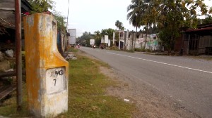 Patok Kilometer di Lintasan Tapaktuan - Blangpidie Tak Terawat