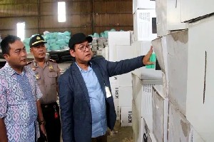 696 Kotak Suara di KPU Cirebon Rusak Kena Air Hujan