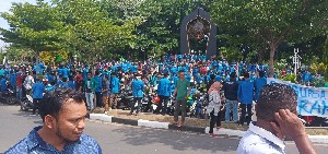 Tuntutan Belum Terpenuhi, Mahasiswa Kembali Serbu Kantor Gubernur.