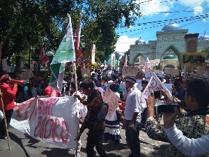 Amanat Demo Tolak Kehadiran Tambang Emas