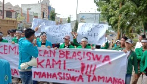 Beasiswa Tak Kunjung Cair, Puluhan Mahasiswa Gelar Aksi Demo