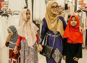 Tangan Anak Yatim dan Ibu Dyah Saling Menggenggam di Belanja Lebaran