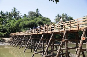 Jembatan Darurat Siron Sudah Bisa Digunakan Warga