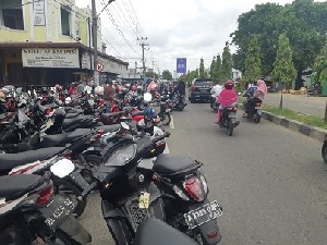 Lintas Jalan Nasional Dipakai untuk Areal Parkir, Pengendara Terganggu