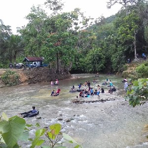 Objek Wisata Pemandian Gunung Pandan Dipadati Pengunjung