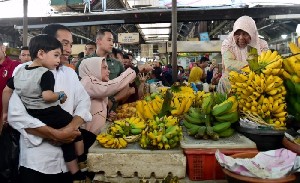 Kunjungi Pasar Gede Solo, Presiden dan Keluarga Belanja Buah Hingga Ulekan