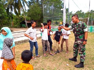 Ini Cara Babinsa Koramil 18/Ingin Jaya Berbagi Ilmu Kepada Anak-Anak