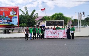 Sindir Cek Mad, Mahasiswa Galang Dana Depan Pendopo Bupati