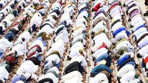 Hari ini di Aceh, Pengikut Abu Peuleukung Shalat 1 Syawal