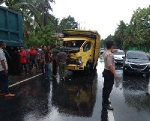 Mobil Colt Diesel Bertabrakan Dengan Dam Truk di Peudada