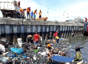 Dikeluhkan Warga, DLHK3 Langsung Bersihkan Sampah di TPI Lampulo