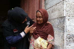 Ketika Janda Miskin Menangis Haru Menerima Daging Kurban