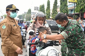 Kabut Asap, Dinkes dan TNI Bagi Masker kepada Masyarakat Bireuen