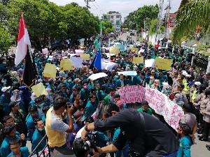 Mahasiswa Bireuen Gelar Aksi Gabungan Tolak Revisi UU KPK