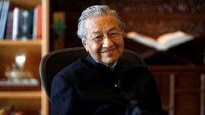 Jokowi Tolak Bantuan Padamkan Karhutla, Mahathir Minta Bantu ke Wartawan