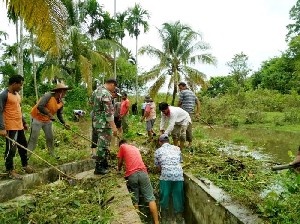 Koramil 17/Jantho Bersama Masyarakat Bersihkan Saluran Irigasi