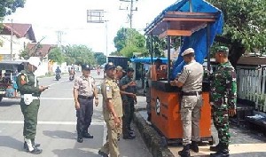 Tim Gabungan Tertibkan PKLÂ di Trotoar dan Pinggir Jalan Bireuen