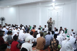 Pendakwah Internasional Ceramah pada Acara Zikir di Pendopo