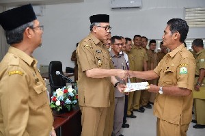 Serahkan SK Pensiun, Ini Pesan Plt. Gubernur Aceh