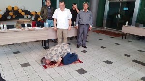 Mantan Pejabat BPJS Sujud Syukur Setelah Kasusnya Tak Terbukti