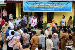 Plt Gubernur Serahkan Rumah untuk Sori Alias dan Abu