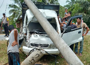 Hilang Kendali dan Seruduk Tiang Listrik, Sopir Suzuki Carry Kritis